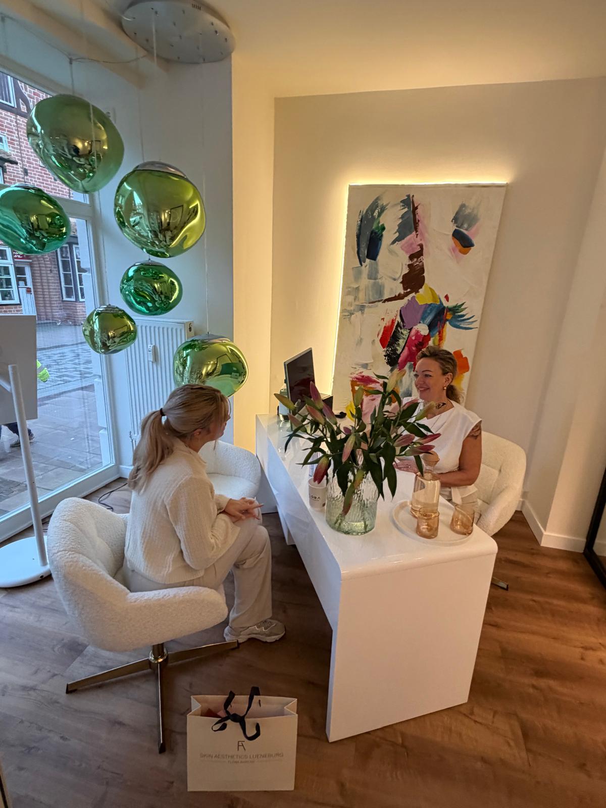 Beratungsgespräch am Empfang von Skin Aesthetics Lüneburg